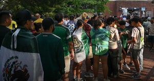 A pesar de que la selección mexicana presume en sus redes sociales fotografías y videos de sus incondicionales", como llama a sus aficionados que los acompañan en Estados Unidos, ningún directivo, ni el mismo Javier Aguirre se han mostrado solidarios con los migrantes mexicanos