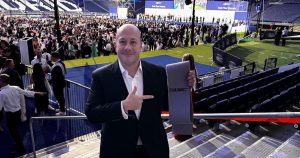 Alfaro presume máster y recibe críticas