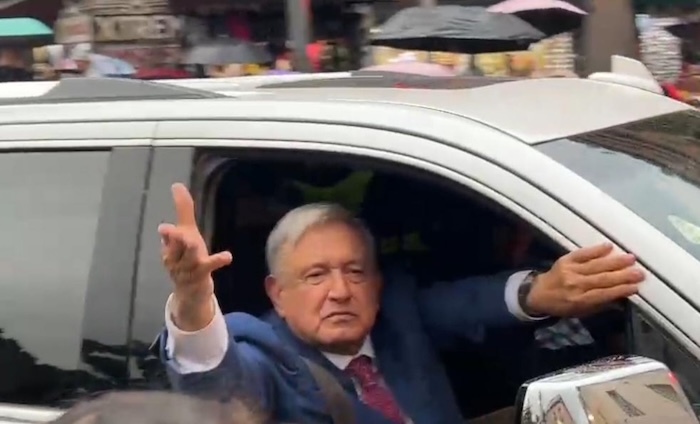 El entonces Presidente Andrés Manuel López Obrador a su salida de Palacio Nacional.