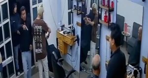 VIDEO ¬ hombres armados asaltan barbería y se roban camioneta de la dueña en Puebla.