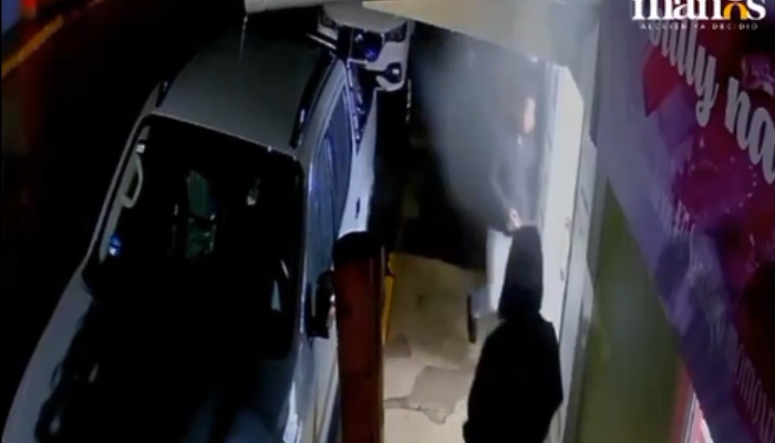 VIDEO ¬ hombres armados asaltan barbería y se roban camioneta de la dueña en Puebla.