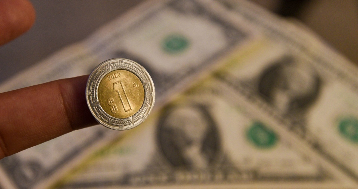 El peso mexicano mostró esta mañana su fortaleza frente a la moneda estadounidense, en momentos de tensión política entre los gobiernos de ambos países. El dólar se cotiza abajo de los 18.90 pesos.