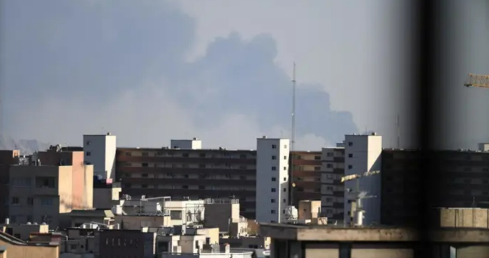 Israel bombardea bases clave en Irán.