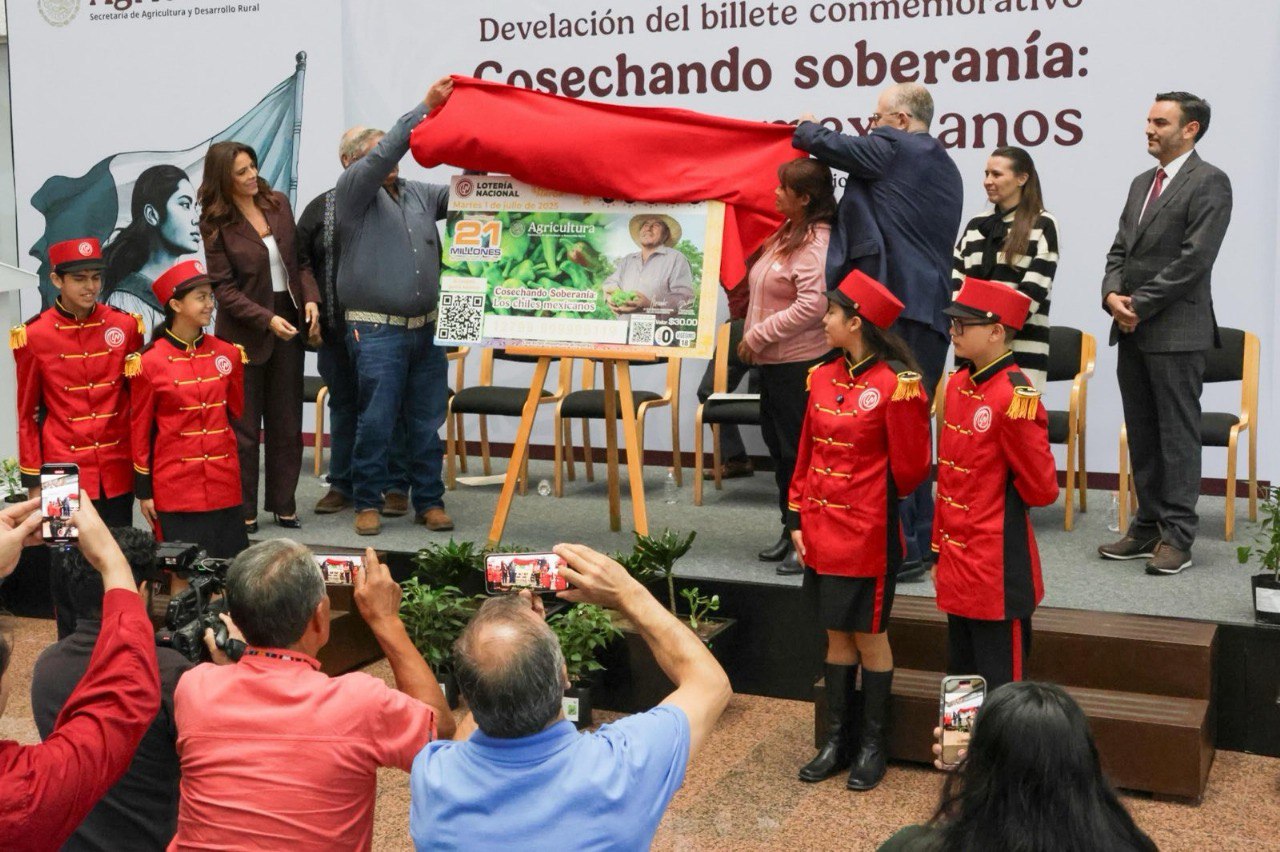 La Lotería Nacional y Agricultura develaron el billete conmemorativo Cosechando Soberanía: Los Chiles Mexicanos para reconocer a productores y promover consumo.