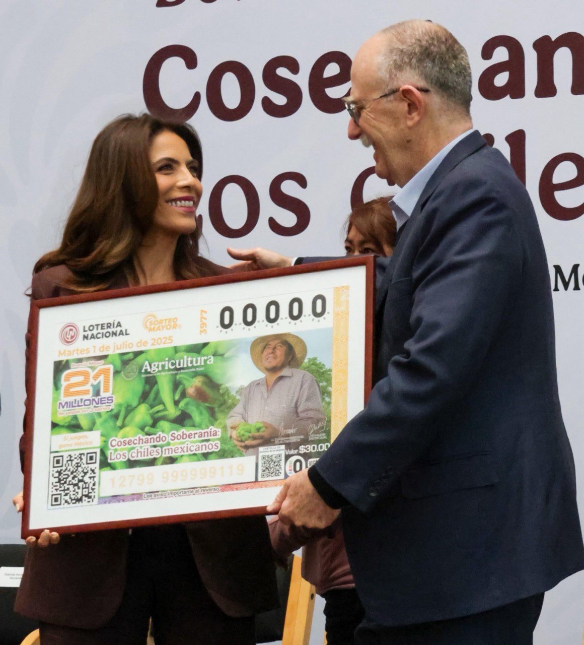 La Lotería Nacional y Agricultura develaron el billete conmemorativo Cosechando Soberanía: Los Chiles Mexicanos para reconocer a productores y promover consumo.