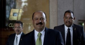 Juez exonera al exgobernador César Duarte de adquirir 50 propiedades en EU.