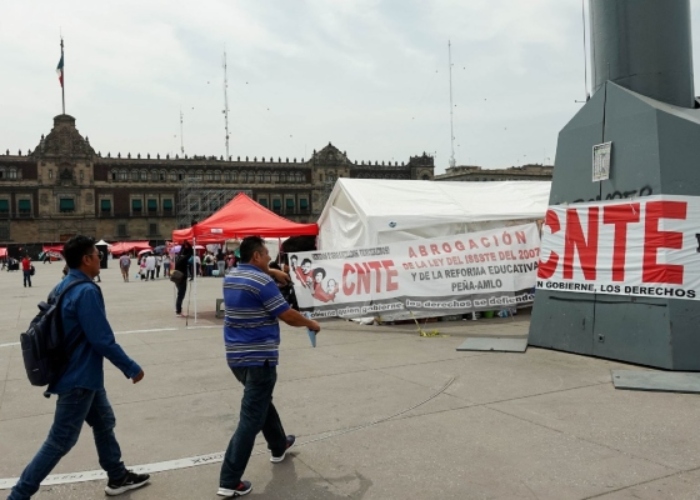 La CNTE anunció el día de ayer el levantamiento del plantón que mantenían en el zócalo de la capital desde el pasado 15 de mayo en defensa de sus derechos.