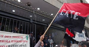 Integrantes de la Coordinadora Nacional de Trabajadores de la Educación (CNTE) sostienen un cerco alrededor de los accesos de la Secretaría de Gobernación esta semana.