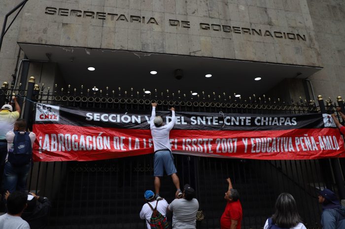 Los maestros de la CNTE llegan a la secretaría de Gobernación.