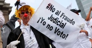 Una persona vestida de payaso, llamado "Justeolin", participó en la marcha "Yo No Voto", donde los asistentes llamaron a no participar en las elecciones de este domingo donde se eligirán a los que ocuparán los cargos vacantes del Poder Judicial.