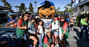 Los Dodgers presumen de su "herencia" latina y mexicana, pero no se han pronunciado ante las redadas masivas antimigrantes de Trump.