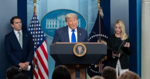 Trump respalda el impuesto a remesas de migrantes desde la Casa Blanca.