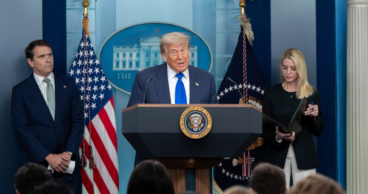 Trump respalda el impuesto a remesas de migrantes desde la Casa Blanca.