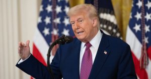 En estas bajezas autoritarias, Trump no sólo pretende neutralizar delincuentes o siquiera gente sin papeles, sino que ha barrido con inocentes y buena parte de su actuar se enfoca no en sitios ilegales sospechosos, sino en las afueras de supermercados y de tiendas de materiales de construcción, con la obvia intención de ensañarse contra trabajadores vulnerables.