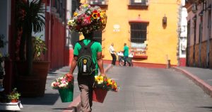 Edmundo, de 82, trabajó 50 años en EU. No tiene jubilación y ahora lo acosa el ICE…