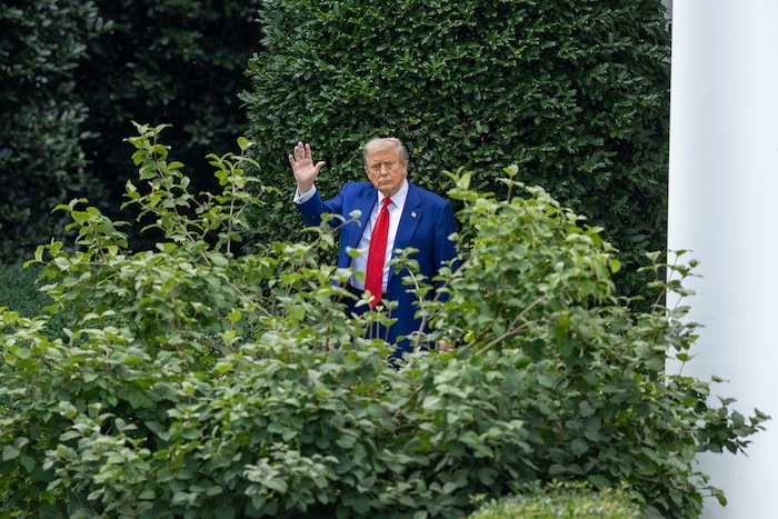 Donald Trump arremetió este martes contra Israel e Irán por lanzarse misiles luego de que él anunciara un alto al fuego que nadie atendió de forma inmediata.