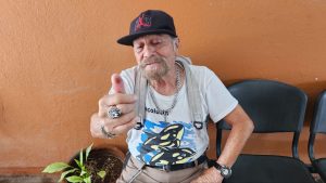 Un votante mexiquense muestra su pulgar. 