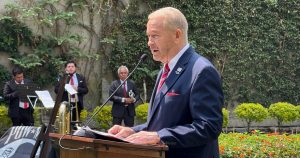 El currículum vitae de la persona que acaba de presentar sus cartas credenciales como Embajador de Estados Unidos en México -Ronald Douglas Johnson- es ya parte del mensaje que el Presidente Donald Trump quiere enviar tanto a la Presidenta Claudia Sheinbaum como los altos mandos de nuestro Gobierno y a la multitud de actores individuales o colectivos de izquierda y derecha que dan forma y contenido a nuestra vida pública.