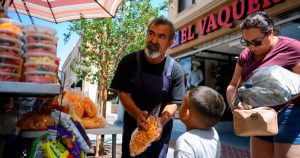 Empresarios latinos en California buscan sobreponerse al odio racial y ayudar a otros