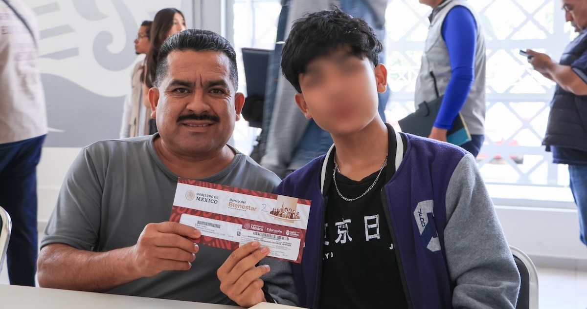 Durante la última semana de junio se entregarán tarjetas de la Beca Benito Juárez a estudiantes de bachillerato rezagados de CdMx que se registraron en febrero.