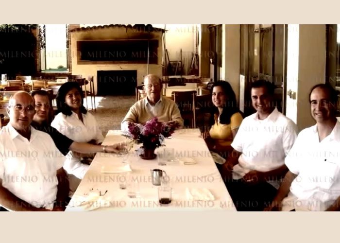 En la fotografía, de izquierda a derecha, Antonio Cabrera, Jorge López, Norma Baños y su hija Norma Hilda, pareja e hija de Marcial Maciel (centro), así como el padre Miguel Segura y Marcelino de Andrés.