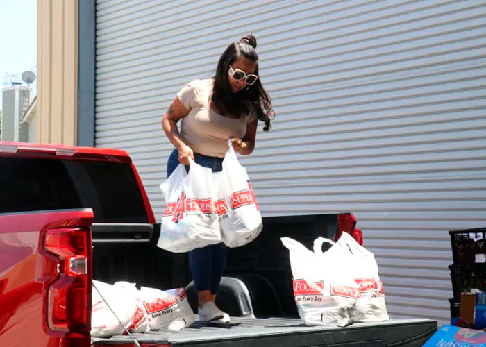 Héroes recaudan dinero y dan comida a migrantes encerrados en EU por miedo