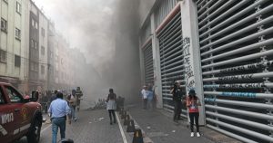 Los cuerpos de emergencia atendieron la quema de basura en las inmediaciones del Sindicato Nacional de Trabajadores de la Educación (SNTE).