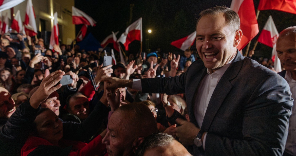 El candidato euroescéptico a la Presidencia de Polonia, Karol Nawrocki, respaldado por el partido Ley y Justicia (PiS), ha ganado el domingo la segunda vuelta de las elecciones con un 50.89 por ciento de los votos frente al candidato de la gobernante Coalición Cívica, Rafal Trzaskowski.