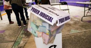 La elección popular de jueces, magistrados y ministros es, sin mixtificar la justicia precolombina, que estaba llena de desigualdades y jerarquías monárquicas, recuperar la justicia mexicana un cierto equilibrio cósmico.