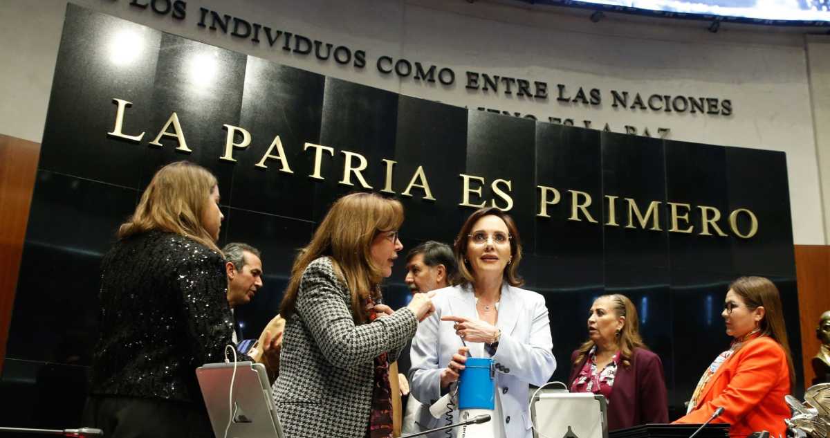 Lilly Téllez hace un show en el Senado