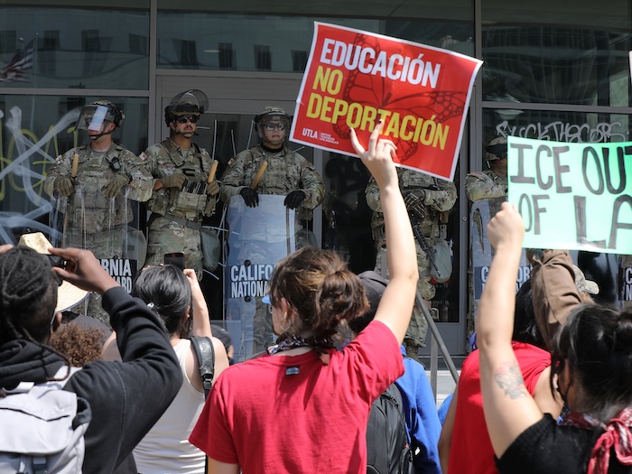 Manifestantes se enfrentan a soldados de la Guardia Nacional de California frente a un edificio federal en el centro de Los Ángeles, California, Estados Unidos, el 9 de junio de 2025.