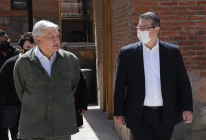 El exgobernador Marco Mena junto a AMLO. Será uno de los cónsules de México en EU.