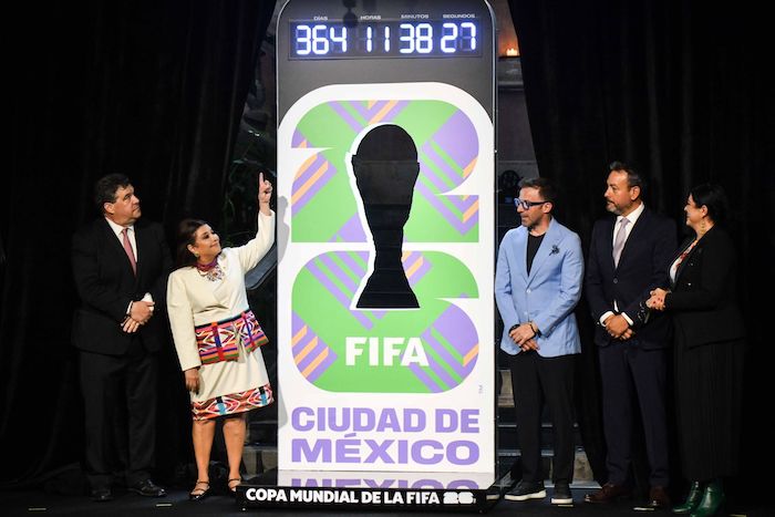 Clara Brugada, jefa de Gobierno; Félix Aguirre, director general del Estadio Banorte; Jürgen Mainka, director de la oficina de FIFA en México; Alessandro del Piero, ex jugador italiano de futbol profesional y Alejandra Frausto, secretaria de Turismo de la capital durante la develación del reloj que llevará la cuenta regresiva a un año de la Copa Mundial de la FIFA 2026
