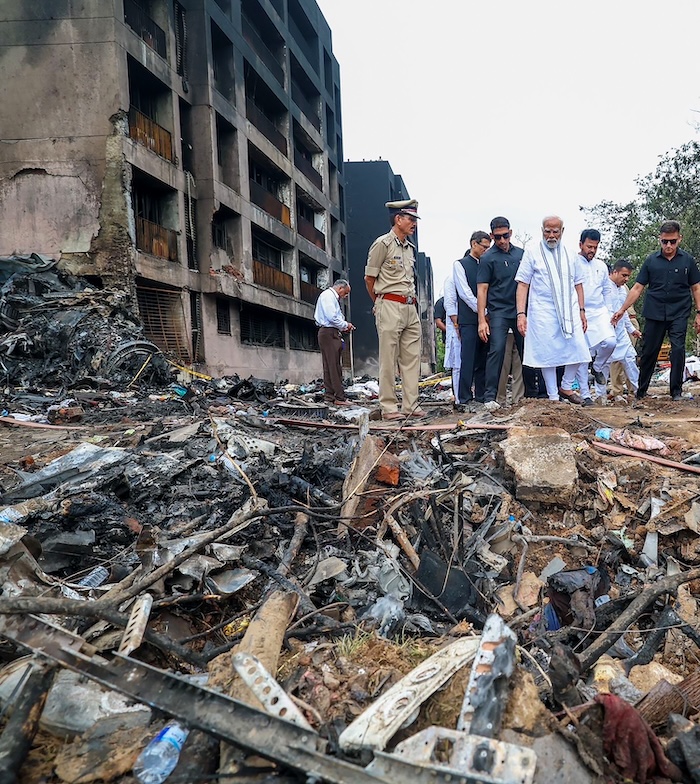 Las autoridades indias han elevado este domingo a 274 los fallecidos por el siniestro del avión de Air India tras confirmar la muerte de otras 33 personas que se encontraban justo en el lugar donde el aparato acabó estrellándose.