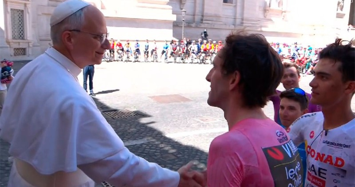 El ciclista mexicano Isaac del Toro, recibió la bendición del recién electo Papa León XIV, durante la última etapa del Giro de Italia.
