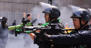 “Son los mismos policías latinos nuestros peores enemigos”, dijo Angélica, una manifestante de Los Ángeles que no quiso proporcionar su apellido.