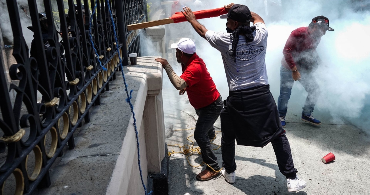 La Presidenta Claudia Sheinbaum Pardo pidió a las y los integrantes de la Coordinadora Nacional de Trabajadores de la Educación (CNTE) que aprueben o se deslinden de la violencia que se registró ayer en la sede de la Secretaría de Gobernación (Segob).
