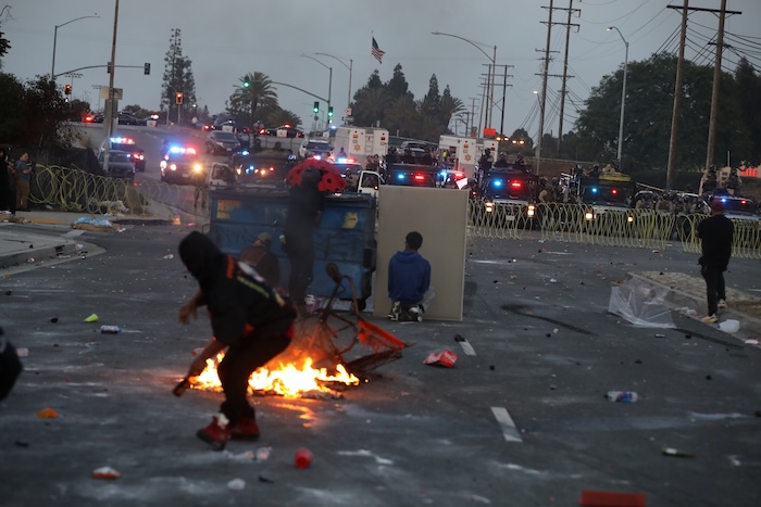 Imagen del 7 de junio de 2025 de manifestantes enfrentándose a los ayudantes del Sheriff de Los Ángeles, en Paramount, en el condado de Los Ángeles, California, Estados Unidos.