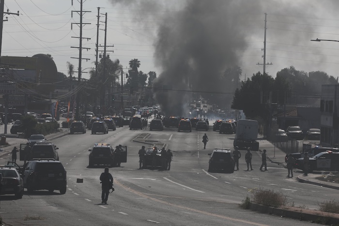 Cualquier manifestación que obstaculizara a los funcionarios de migración se consideraría una “forma de rebelión”, sentenció Donald Trump.