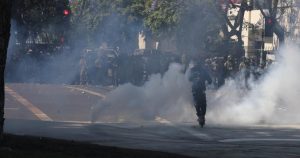 Agentes federales disparando gases lacrimógenos a los manifestantes, en Paramount, en el condado de Los Ángeles, California, Estados Unidos.