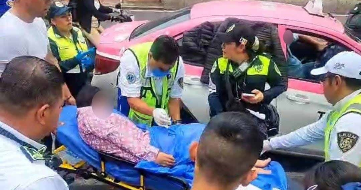 Oficiales de tránsito de la SSC de la Ciudad de México, auxiliaron a una ciudadana de 23 años de edad quien entró en labor de parto y recibieron a su bebé.