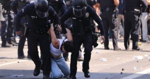 Una aparente redada de agentes federales de inmigración terminó con el arresto de varias personas la tarde de ayer en Santa Fe Springs, Los Ángeles.