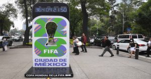 El reloj marca el tiempo que falta para el inicio del Mundial de futbol de 2026, que arrancará en el país y culminará en EU y Canadá.
