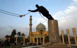 La estatua de Saddam Hussein cae en la plaza Firdos de Bagdad el 9 de abril de 2003.