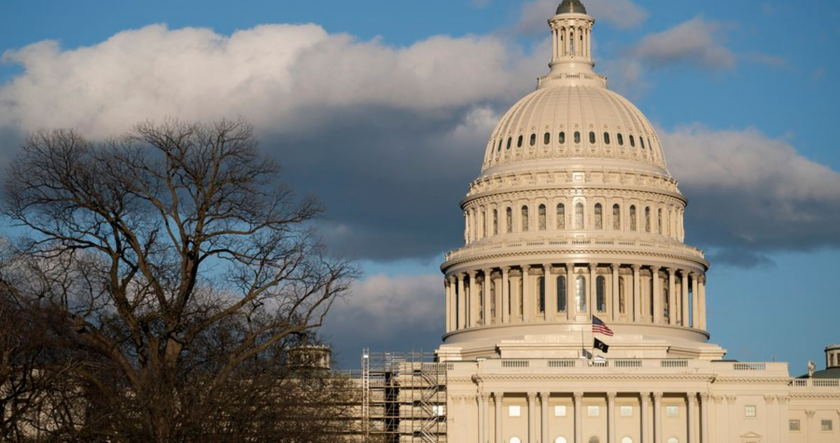Senado de EU propone reducir impuesto a remesas del 3.5 al uno por ciento