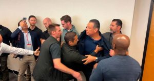 Echan a la fuerza al Senador Alex Padilla de una conferencia de Kristi Noem