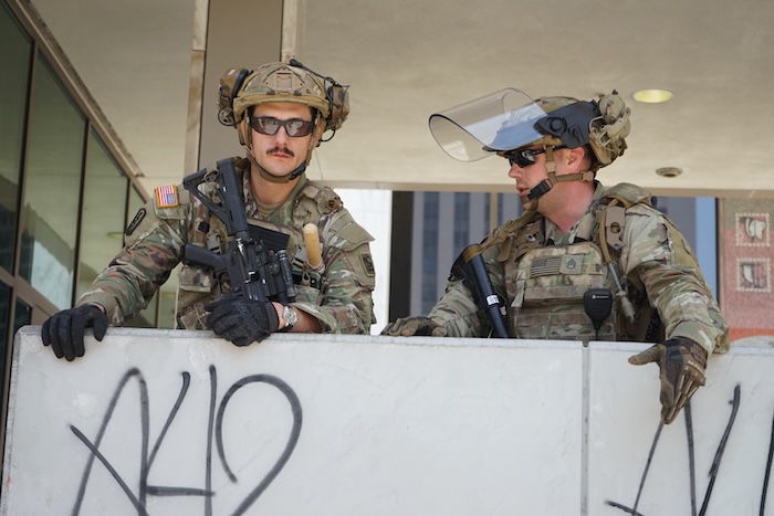 Soldados de la Guardia Nacional de California custodian un edificio de una institución federal en el centro de Los Ángeles, California, Estados Unidos, el 9 de junio de 2025.