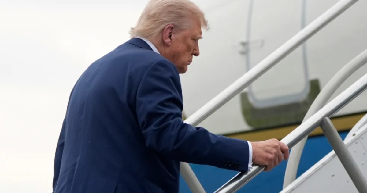 El Presidente Donald Trump y el Secretario de Estado Marco Rubio sufrieron un tropiezo al abordar el Air Force One el domingo camino a Camp David.