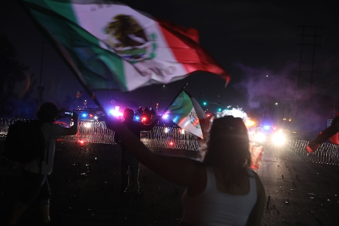 La Bandera de México inunda las redes, los sitios web y la televisión, junto con imágenes de las protestas en el sur de California.