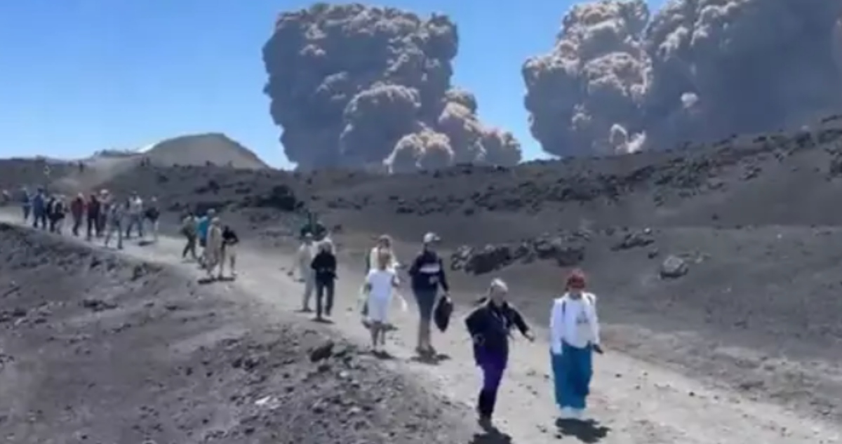 Erupción en volcán Etna provoca columna de humo de más de 5 mil metros de altura